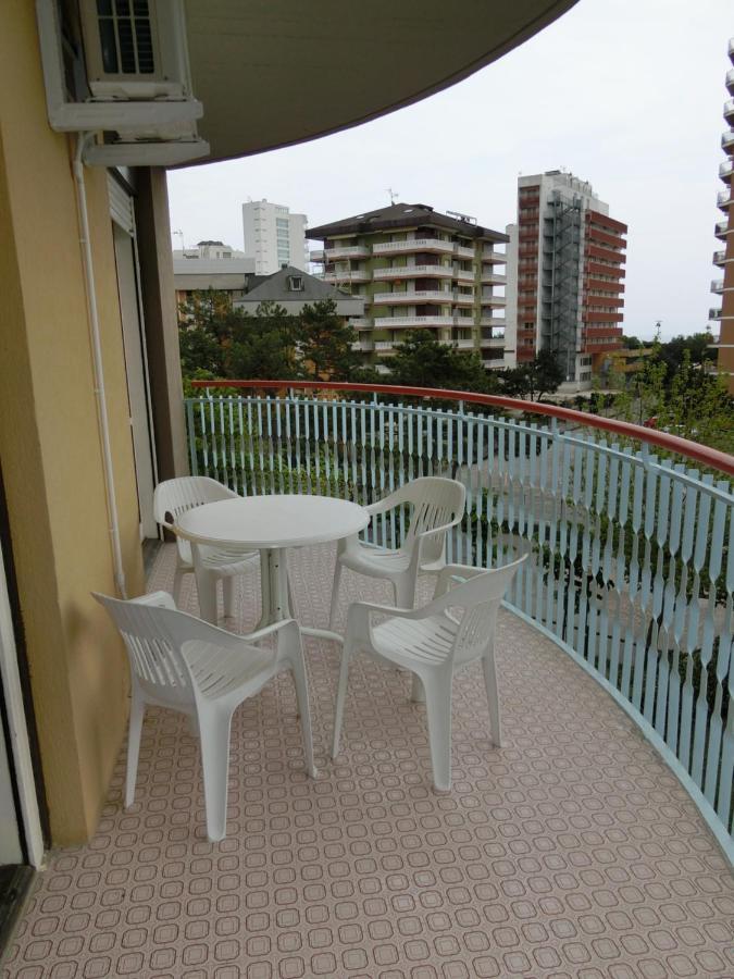 Apartamento Lignano Sabbiadoro With Pool Exterior foto