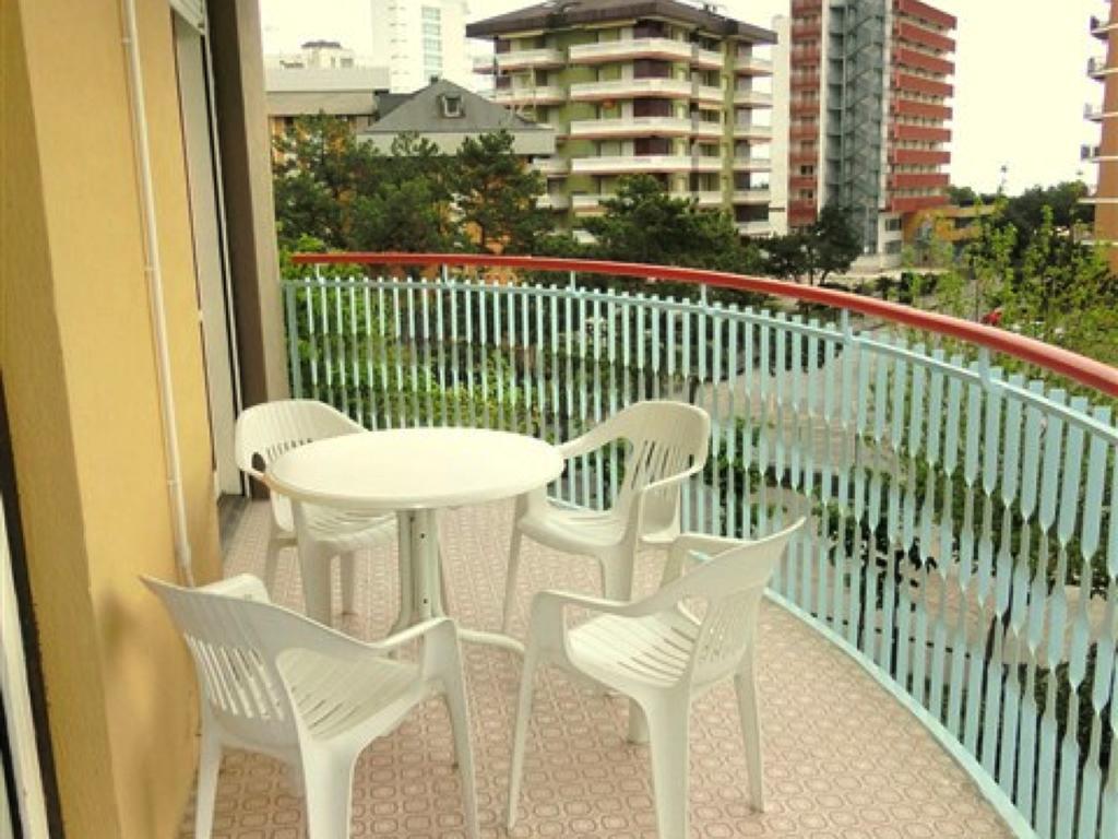 Apartamento Lignano Sabbiadoro With Pool Exterior foto