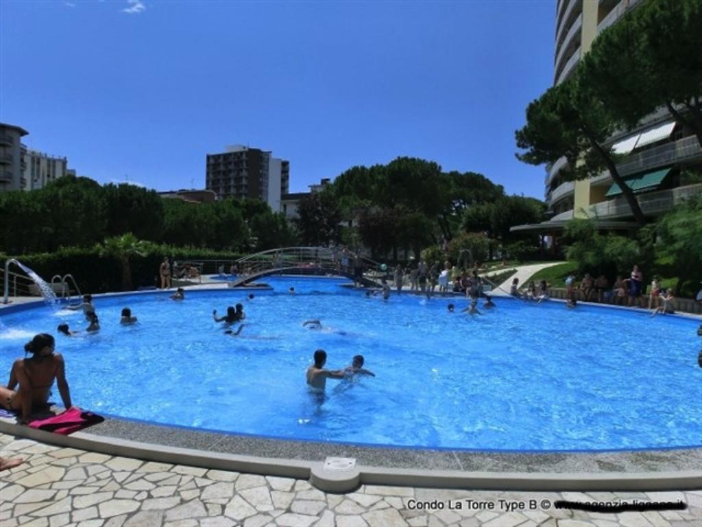 Apartamento Lignano Sabbiadoro With Pool Exterior foto
